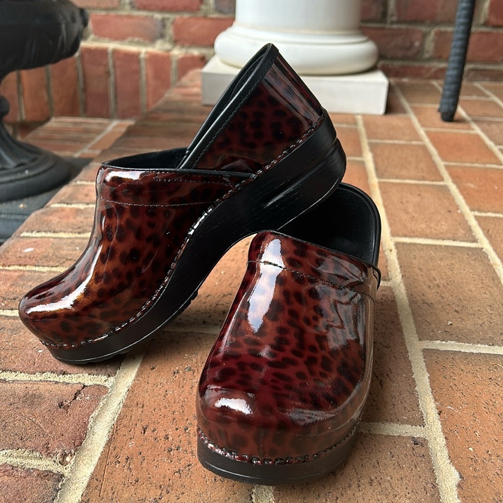 NEW Dansko Red Leopard Professional Clogs Size 8 / EU 39